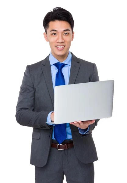 Jonge zakenman met laptop — Stockfoto