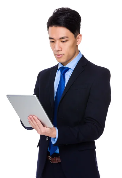 Biznesmen korzystający z tabletu — Zdjęcie stockowe