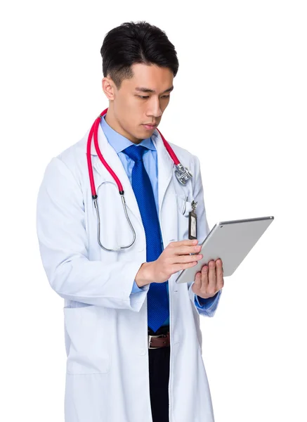 Médico usando tablet pc — Fotografia de Stock