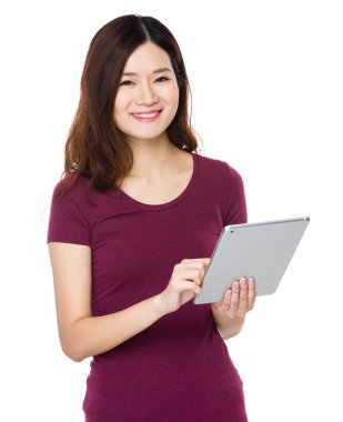 Tablet kullanan kadın