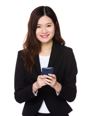 İş kadını cep telefonu kullanıyor.