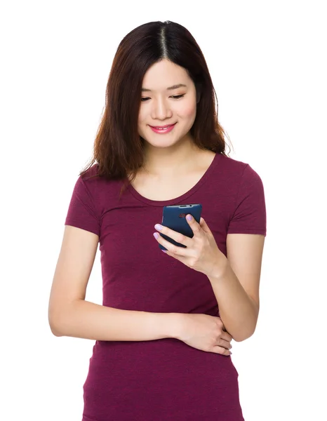 Woman using  cellphone — Stock Photo, Image