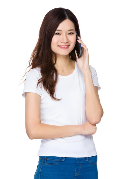 Woman talking on  cellphone — Stock Photo, Image
