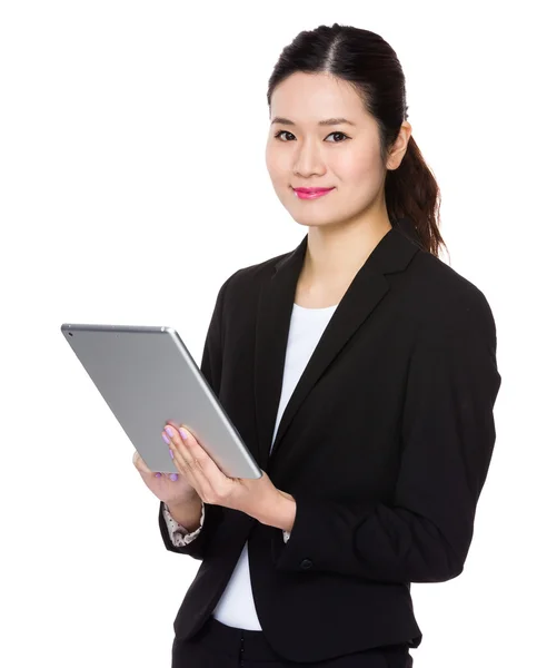 Mujer de negocios que utiliza la tableta PC — Foto de Stock