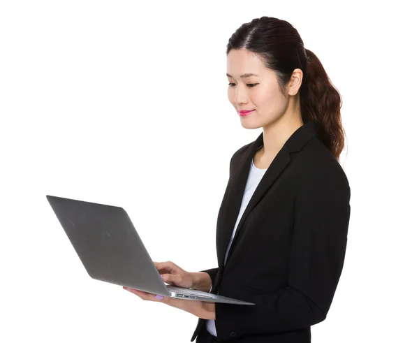 Bizneswoman korzystająca z komputera — Zdjęcie stockowe