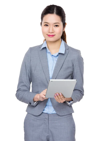 Geschäftsfrau nutzt Tablet-PC — Stockfoto