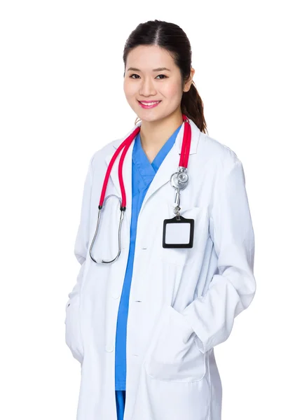 Asiatico medico sorridente — Foto Stock