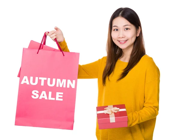 Femme avec sacs à provisions et boîte cadeau — Photo