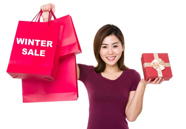 Mujer sosteniendo con bolsas de compras —  Fotos de Stock