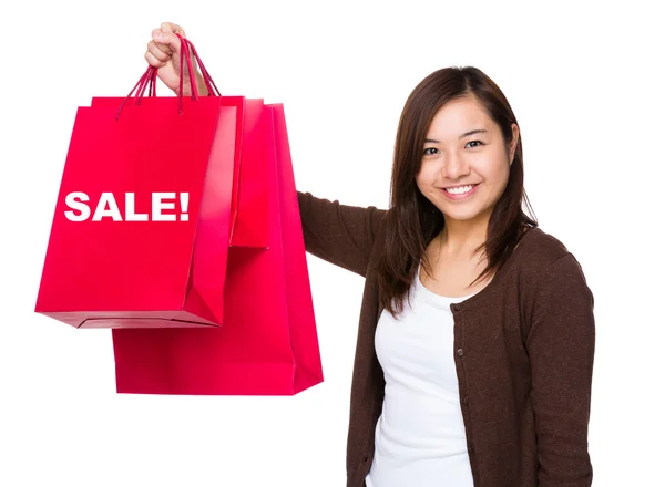 Asyalı kadın alışveriş torbaları ile tutarak — Stok fotoğraf