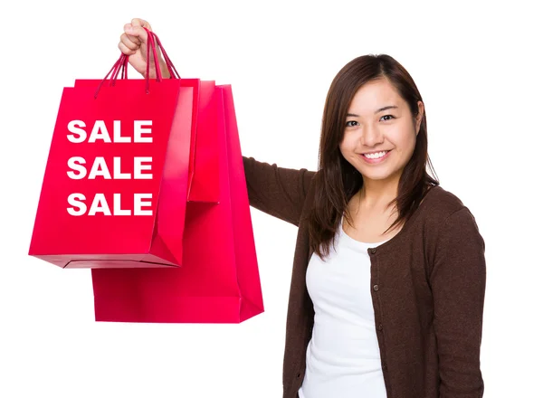 Mujer sosteniendo con bolsas de compras —  Fotos de Stock