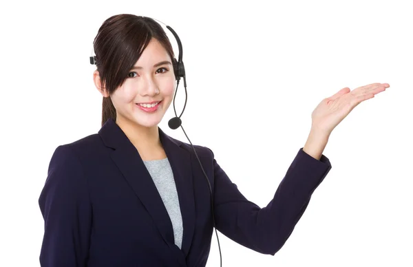 Asiatischer Kundendienstmitarbeiter mit Headset — Stockfoto