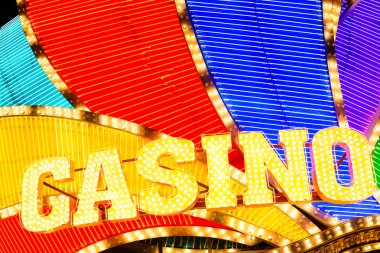 Geceleri Neon casino işareti alev aldı.