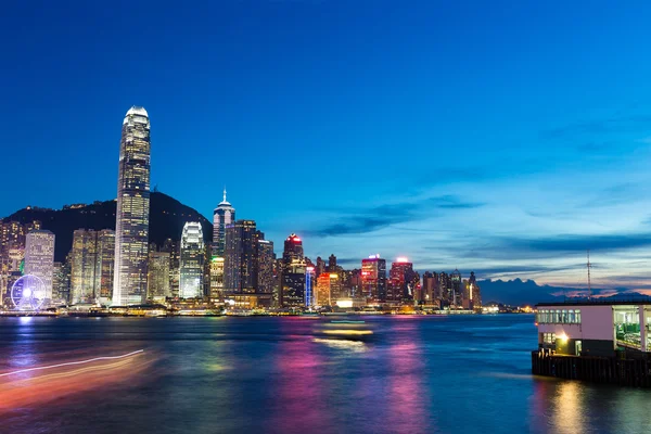 Skyline och stadsbilden i Hong Kong på natten — Stockfoto