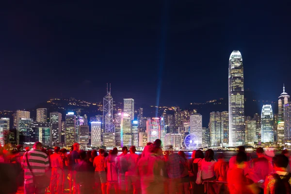 Люди смотрят световое шоу в Гонконге по ночам — стоковое фото