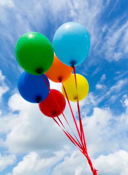 Balões de ar coloridos no céu — Fotografia de Stock