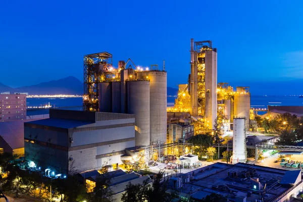 Cementfabriken och makt komplexa på kvällen — Stockfoto
