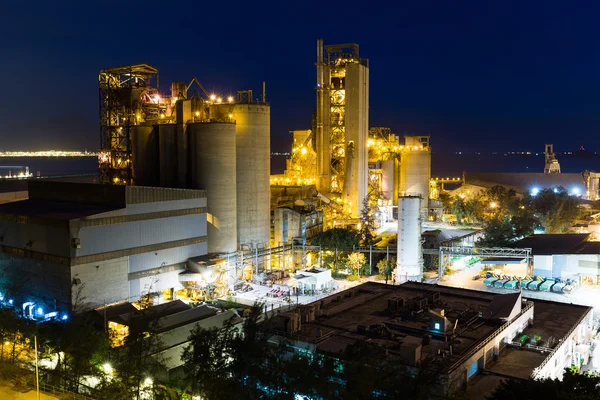 Çimento fabrikası, gece — Stok fotoğraf
