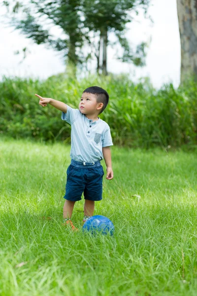 Schattige Aziatische kleine jongen — Stockfoto