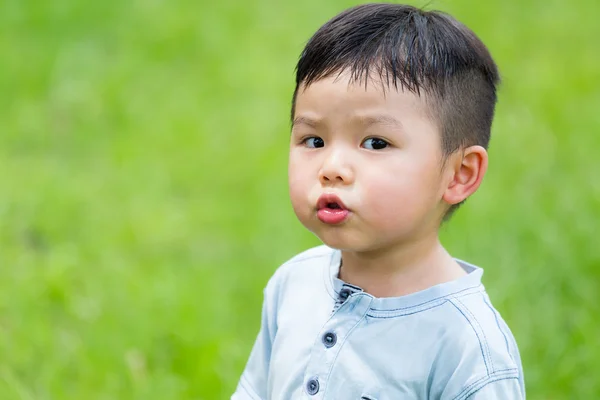 Schattige Aziatische kleine jongen — Stockfoto