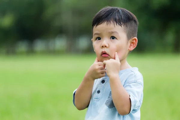 Söt asiatisk liten pojke — Stockfoto