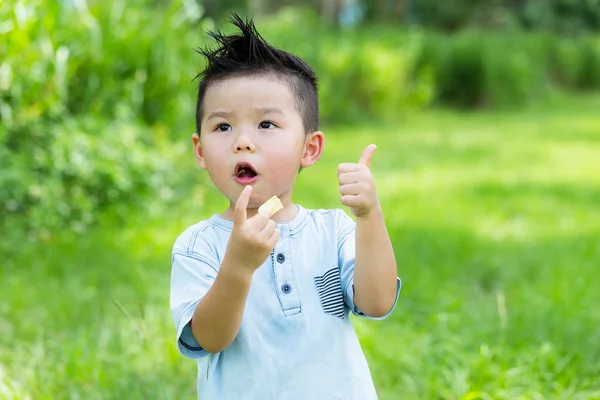 Schattige Aziatische kleine jongen — Stockfoto