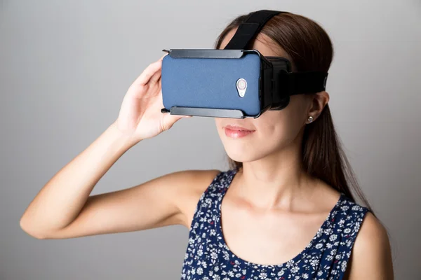 Γυναίκα, χρησιμοποιώντας τη συσκευή εικονικής πραγματικότητας — Φωτογραφία Αρχείου