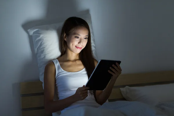 Žena pomocí tabletu na posteli — Stock fotografie