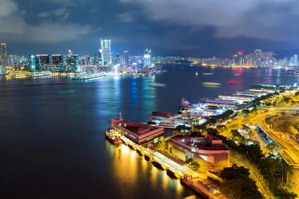 Hong Kong bay вночі — стокове фото
