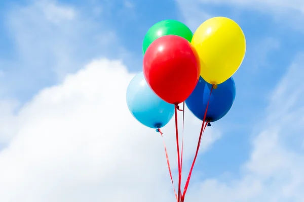 Bunte Luftballons am blauen Himmel — Stockfoto