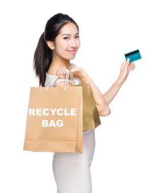 kredi kartı ve çanta tutan kadın