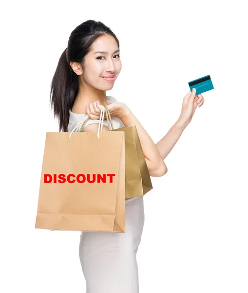 Woman holding credit card and bags — Stock Photo, Image