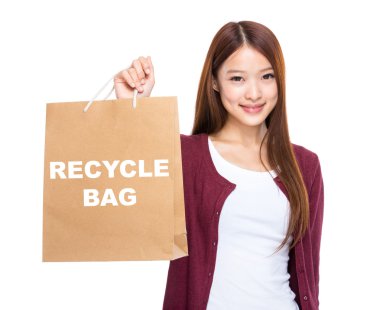 Alışveriş çantası tutan kadın.