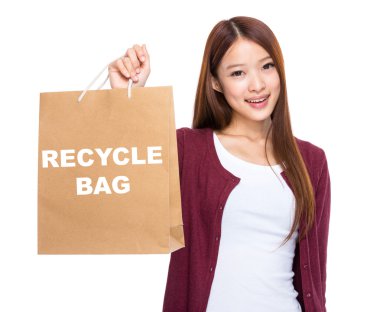 Alışveriş çantası tutan kadın.