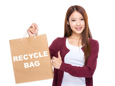 genç kadın holding alışveriş çantası