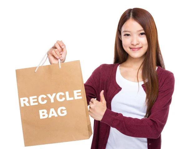 Fiatal nő gazdaság bevásárló táska — Stock Fotó