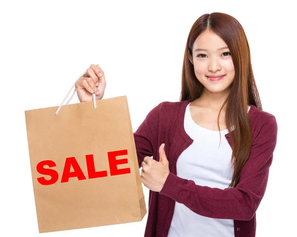 Mujer joven sosteniendo bolsa de compras —  Fotos de Stock