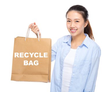 Asyalı genç kadın ile alışveriş torbaları