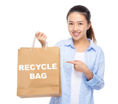 Asyalı genç kadın ile alışveriş torbaları