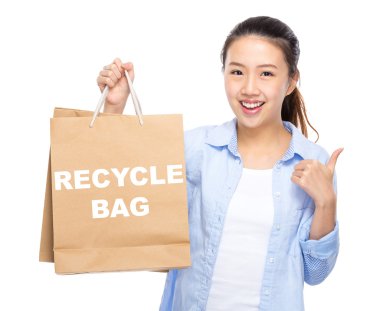 Asyalı genç kadın ile alışveriş torbaları