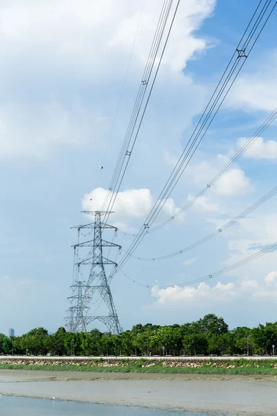 Hochspannungsmasten und Hochspannungsleitungen — Stockfoto