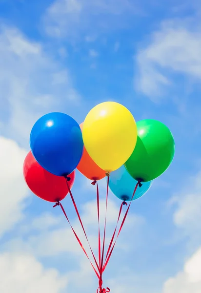Färgglada ballonger i blå himmel — Stockfoto