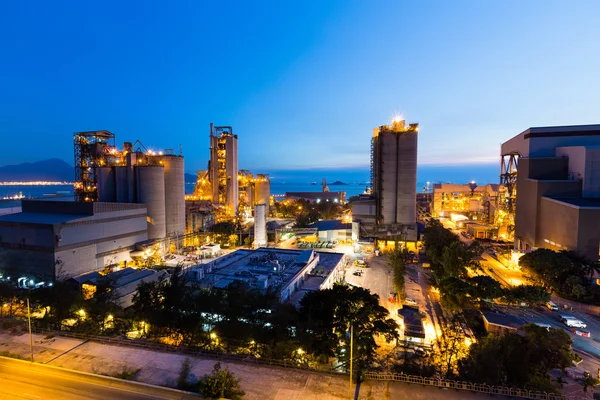 Planta de cemento por la noche —  Fotos de Stock