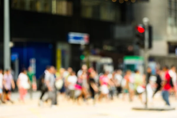 Människor passerar trafikerad gata — Stockfoto