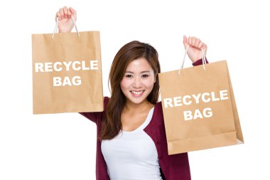 Asyalı kadın zam kadar alışveriş torbaları