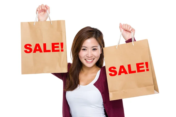 Asiatico donna alzare il shopping bags — Foto Stock