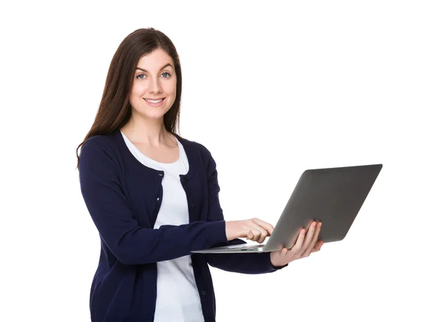 Kaukasische brunette vrouw in blauwe vest — Stockfoto