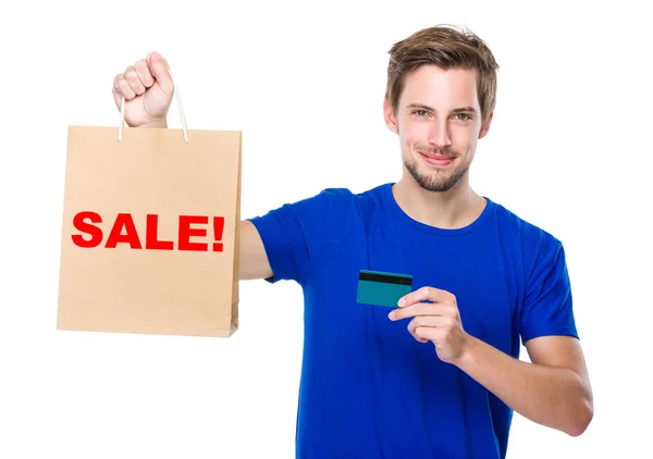 Hombre con bolsa de compras y tarjeta de crédito — Foto de Stock