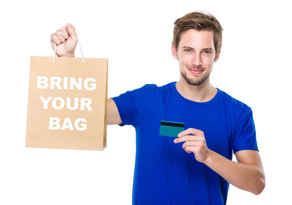 Man met boodschappentas en credit card — Stockfoto