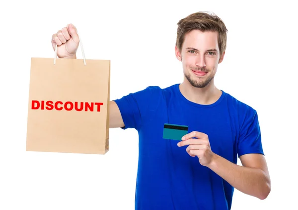 Man met boodschappentas en credit card — Stockfoto